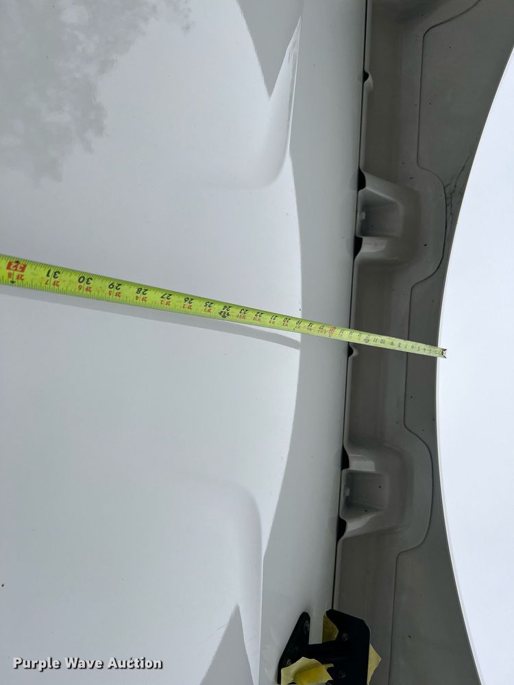 image for item DQ2309 2020 Peterbilt 579 semi truck