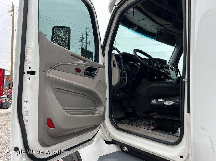 image for item DQ2309 2020 Peterbilt 579 semi truck