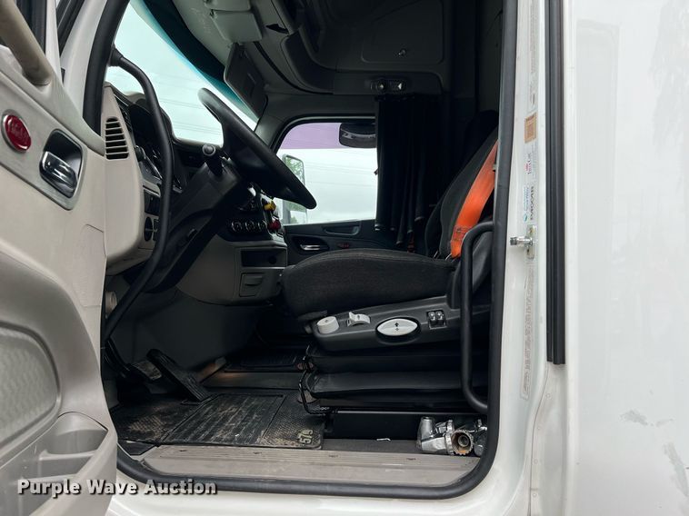 image for item DQ2309 2020 Peterbilt 579 semi truck