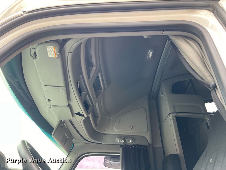 image for item DQ2309 2020 Peterbilt 579 semi truck