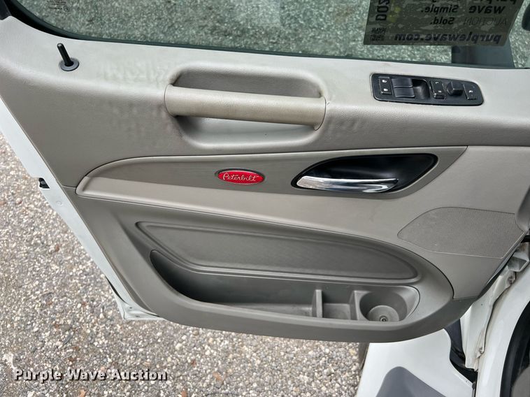 image for item DQ2309 2020 Peterbilt 579 semi truck