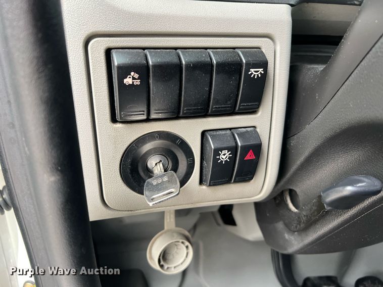 image for item DQ2309 2020 Peterbilt 579 semi truck