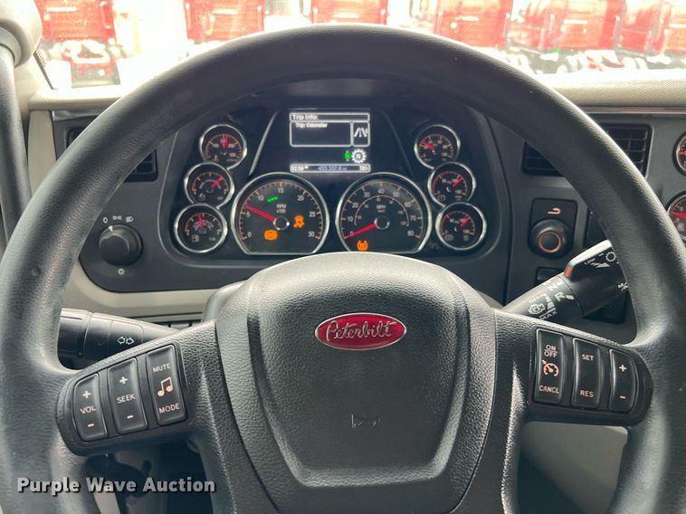 image for item DQ2309 2020 Peterbilt 579 semi truck