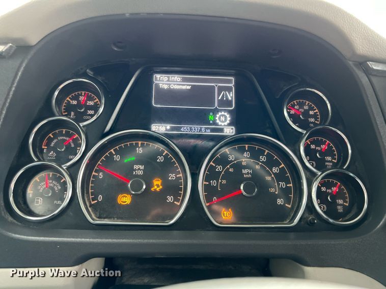 image for item DQ2309 2020 Peterbilt 579 semi truck