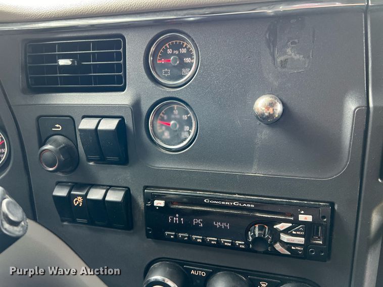 image for item DQ2309 2020 Peterbilt 579 semi truck