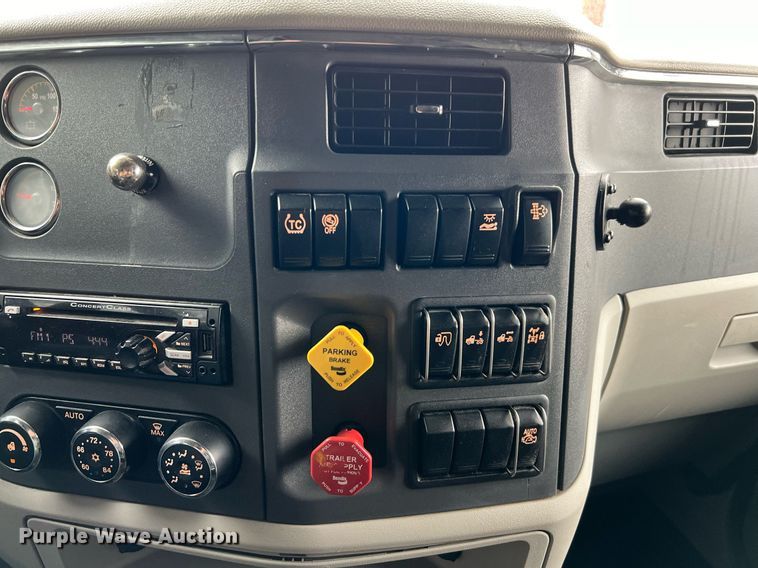 image for item DQ2309 2020 Peterbilt 579 semi truck