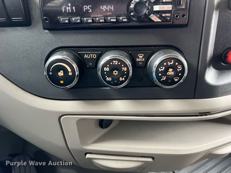 image for item DQ2309 2020 Peterbilt 579 semi truck