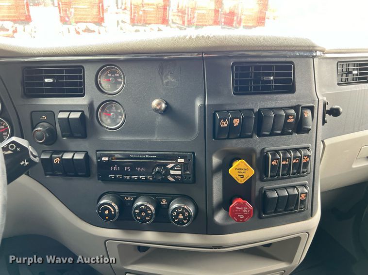 image for item DQ2309 2020 Peterbilt 579 semi truck