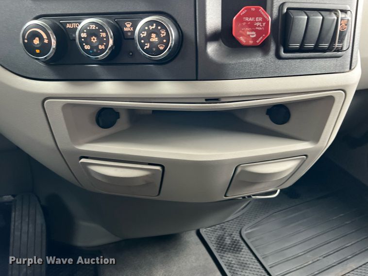 image for item DQ2309 2020 Peterbilt 579 semi truck