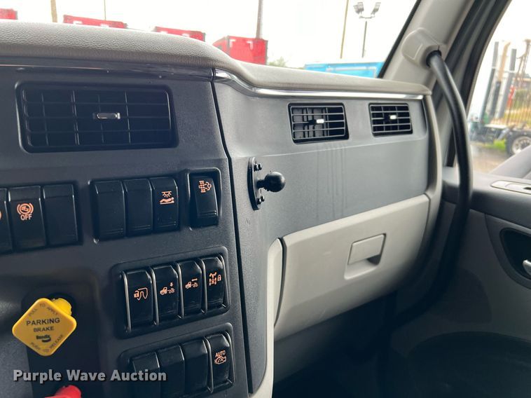 image for item DQ2309 2020 Peterbilt 579 semi truck