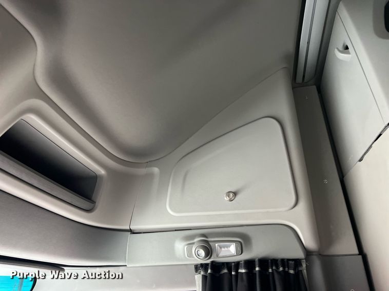 image for item DQ2309 2020 Peterbilt 579 semi truck