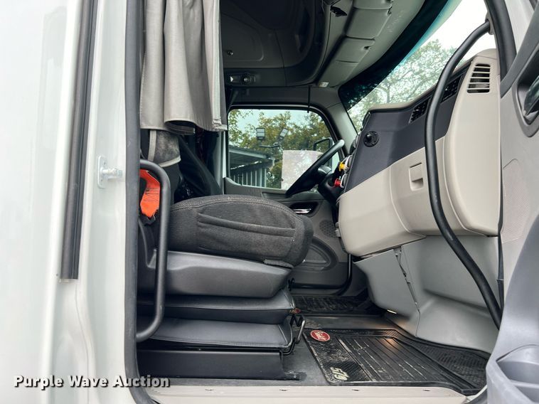 image for item DQ2309 2020 Peterbilt 579 semi truck