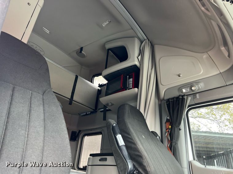 image for item DQ2309 2020 Peterbilt 579 semi truck