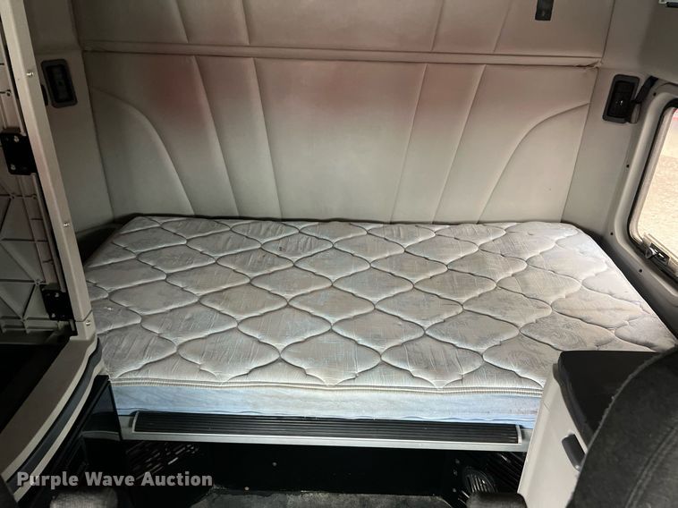 image for item DQ2309 2020 Peterbilt 579 semi truck