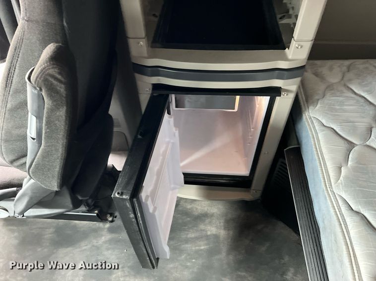 image for item DQ2309 2020 Peterbilt 579 semi truck