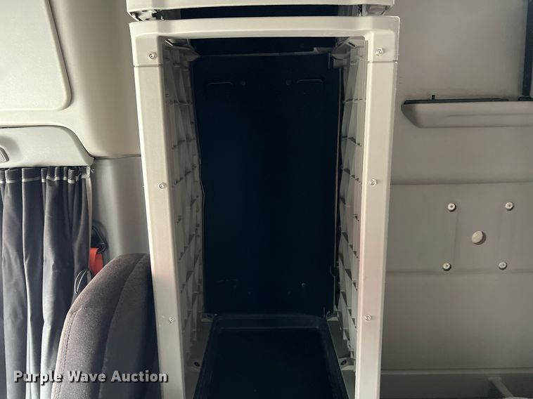 image for item DQ2309 2020 Peterbilt 579 semi truck