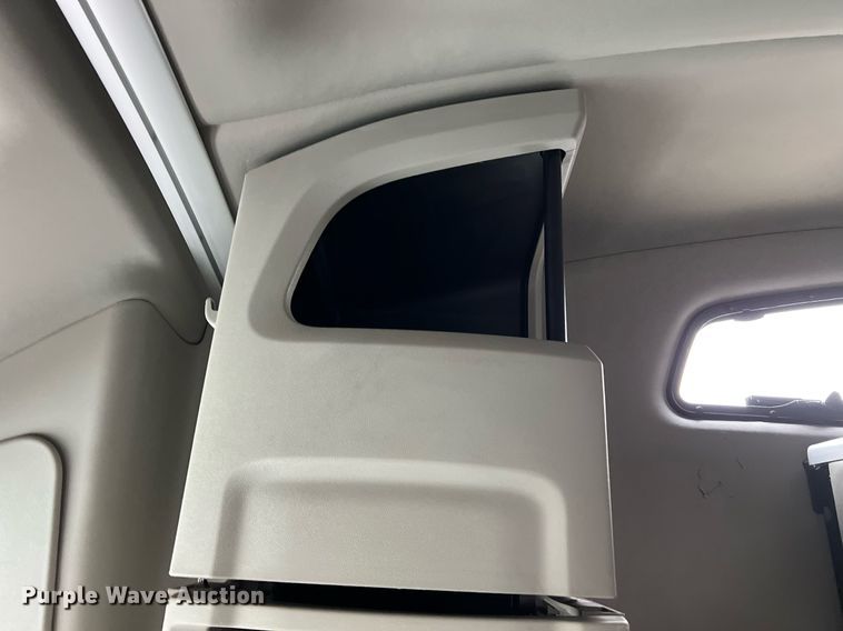 image for item DQ2309 2020 Peterbilt 579 semi truck