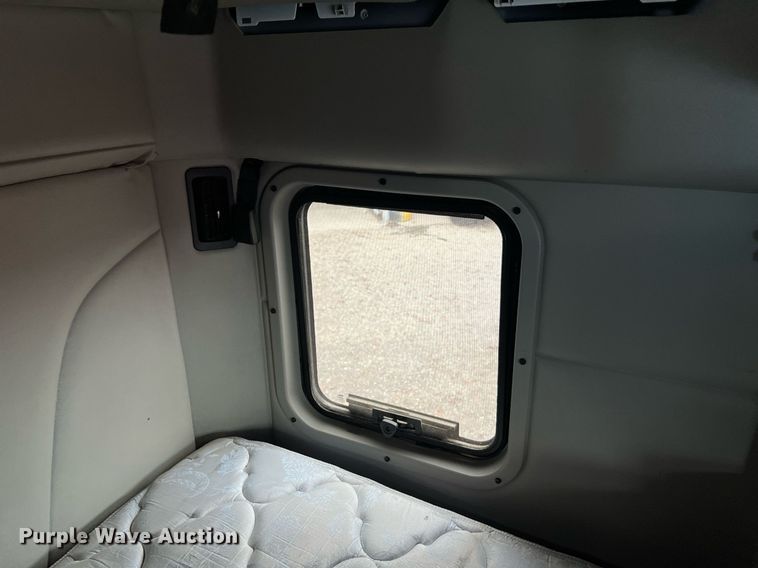 image for item DQ2309 2020 Peterbilt 579 semi truck