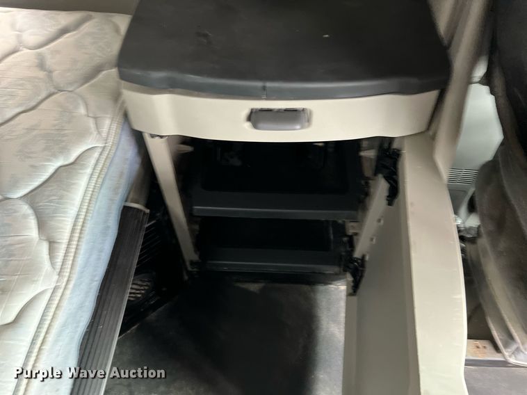 image for item DQ2309 2020 Peterbilt 579 semi truck