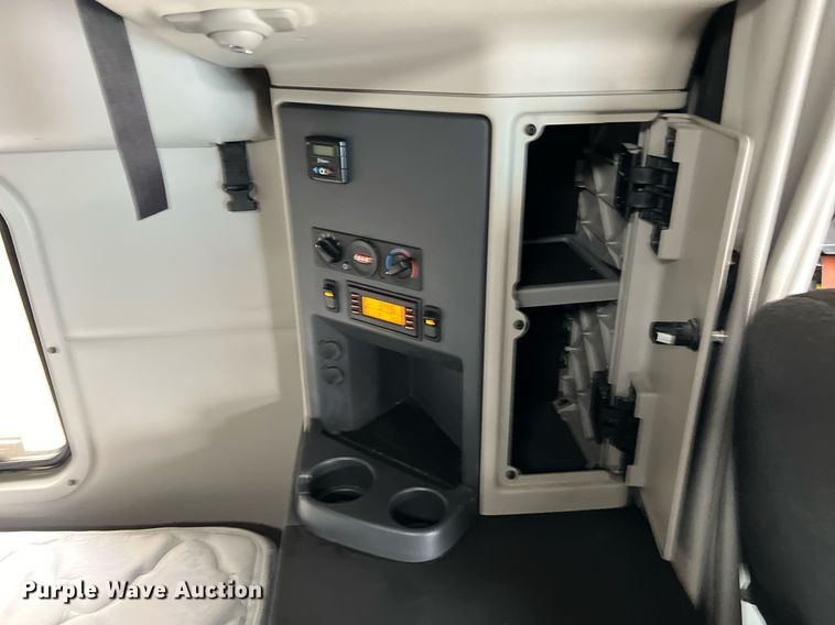 image for item DQ2309 2020 Peterbilt 579 semi truck