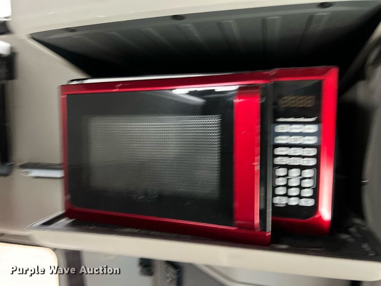 image for item DQ2309 2020 Peterbilt 579 semi truck