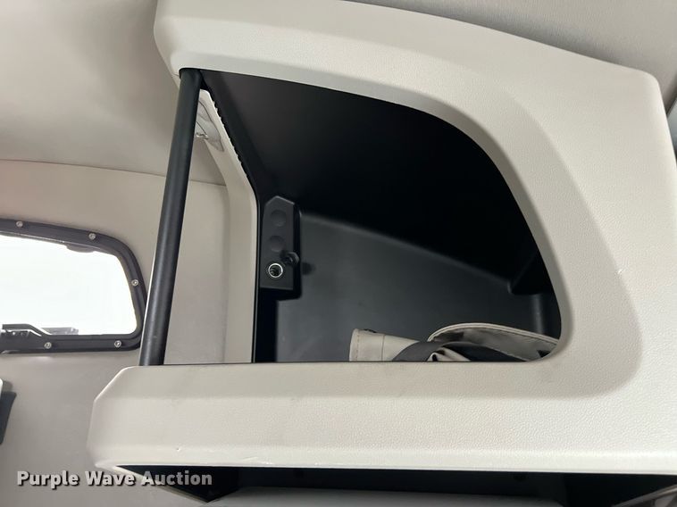 image for item DQ2309 2020 Peterbilt 579 semi truck