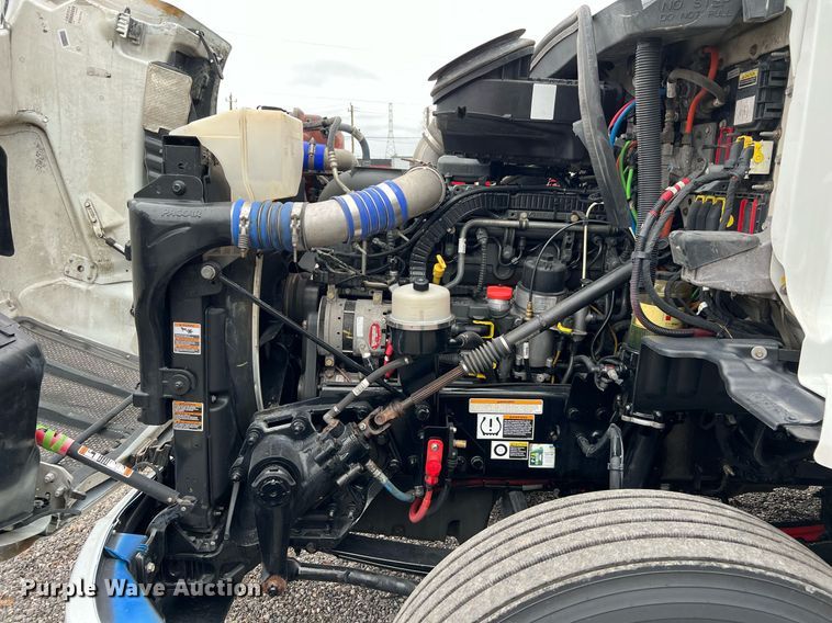 image for item DQ2309 2020 Peterbilt 579 semi truck