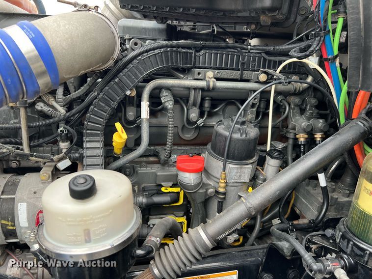 image for item DQ2309 2020 Peterbilt 579 semi truck