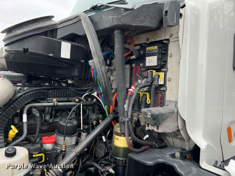 image for item DQ2309 2020 Peterbilt 579 semi truck