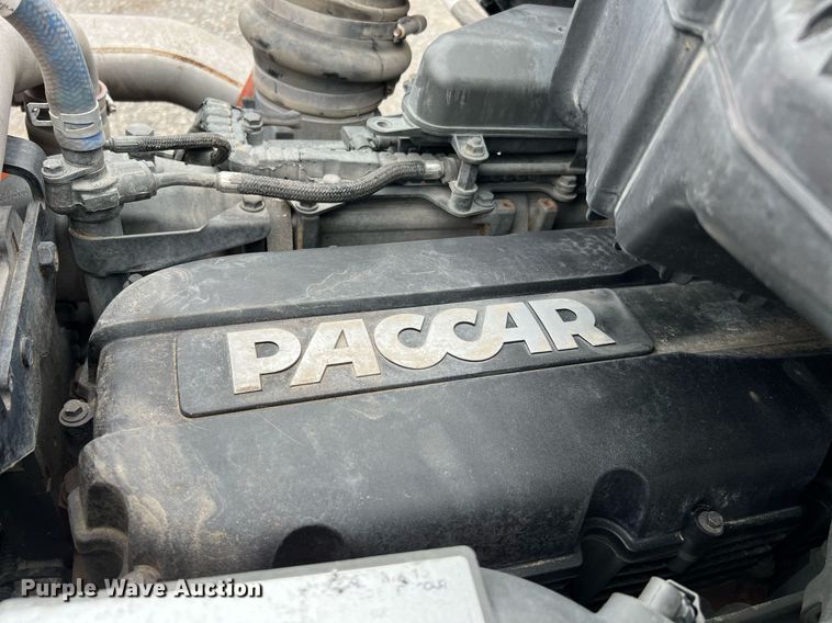 image for item DQ2309 2020 Peterbilt 579 semi truck