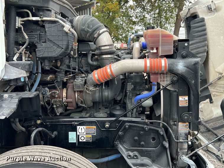 image for item DQ2309 2020 Peterbilt 579 semi truck