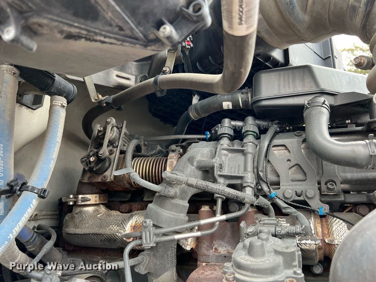 image for item DQ2309 2020 Peterbilt 579 semi truck