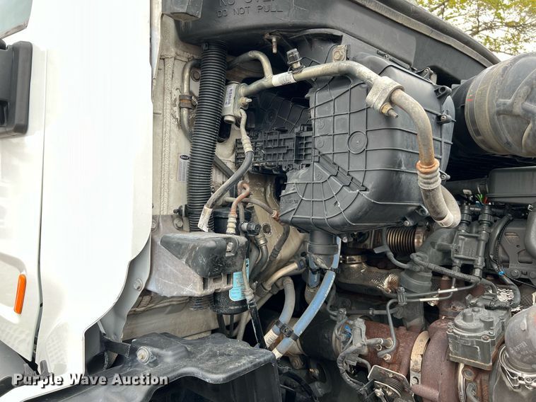 image for item DQ2309 2020 Peterbilt 579 semi truck