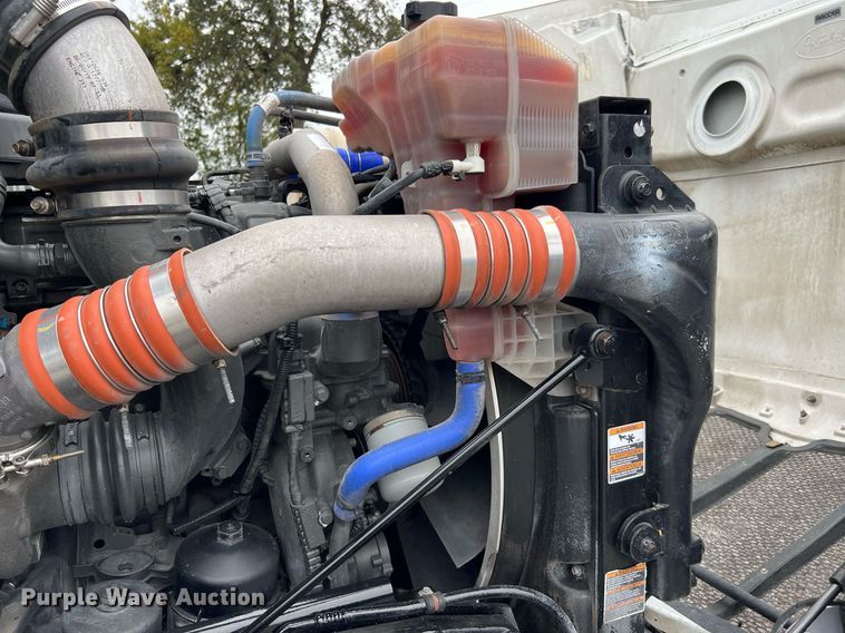 image for item DQ2309 2020 Peterbilt 579 semi truck