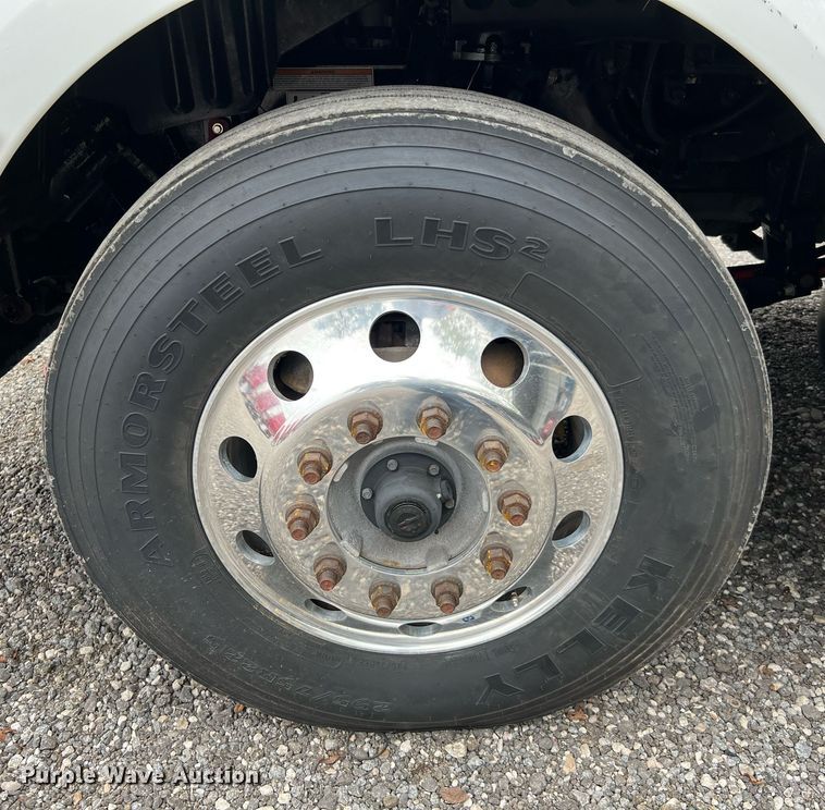 image for item DQ2309 2020 Peterbilt 579 semi truck