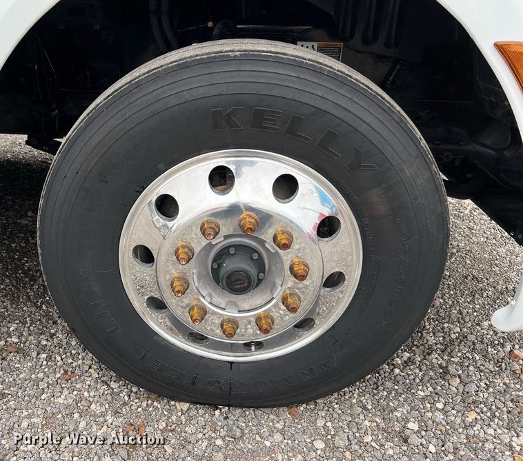 image for item DQ2309 2020 Peterbilt 579 semi truck