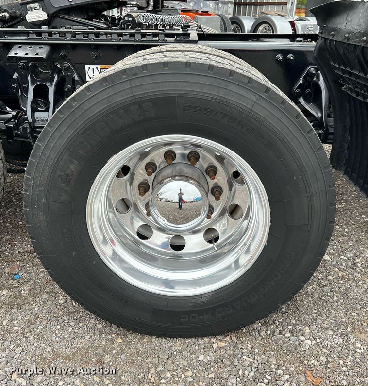 image for item DQ2309 2020 Peterbilt 579 semi truck