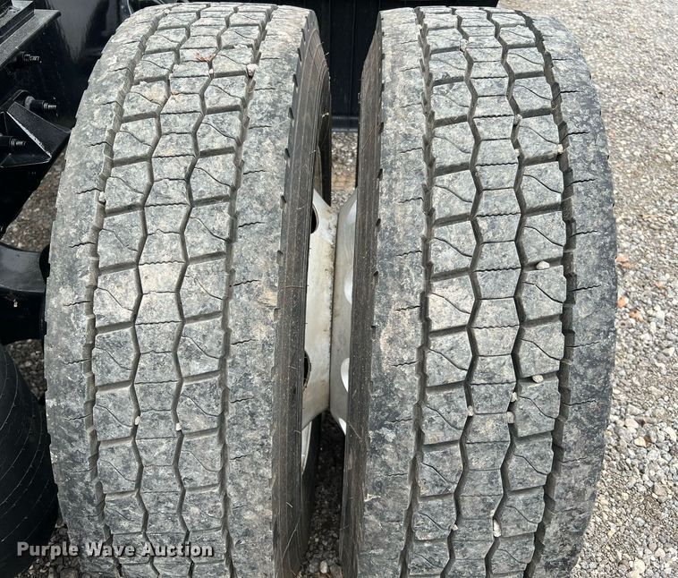 image for item DQ2309 2020 Peterbilt 579 semi truck