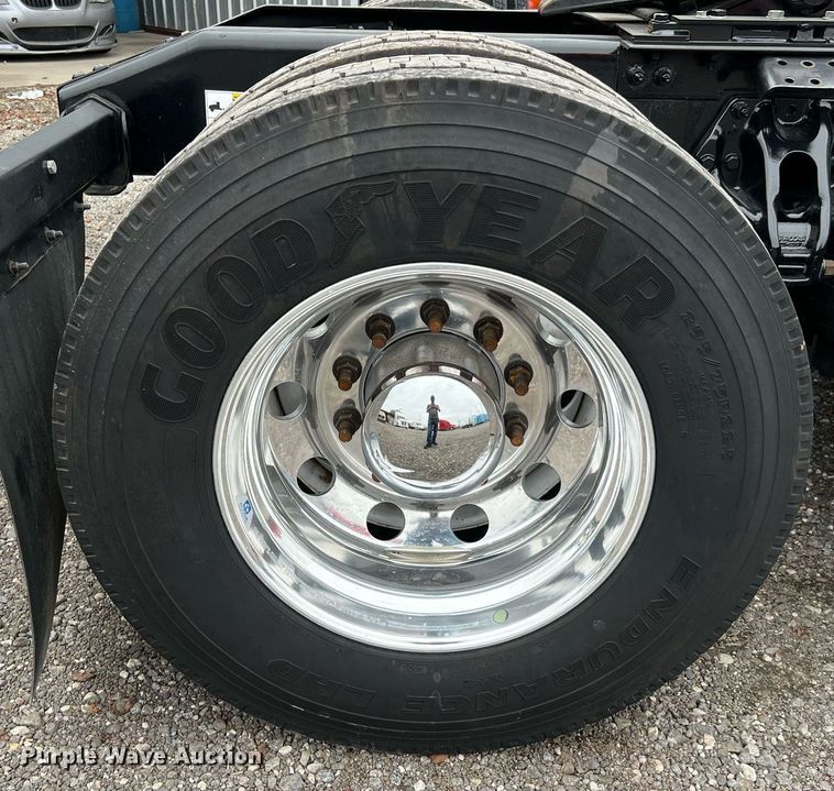 image for item DQ2309 2020 Peterbilt 579 semi truck