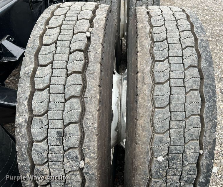 image for item DQ2309 2020 Peterbilt 579 semi truck