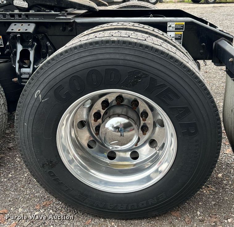 image for item DQ2309 2020 Peterbilt 579 semi truck