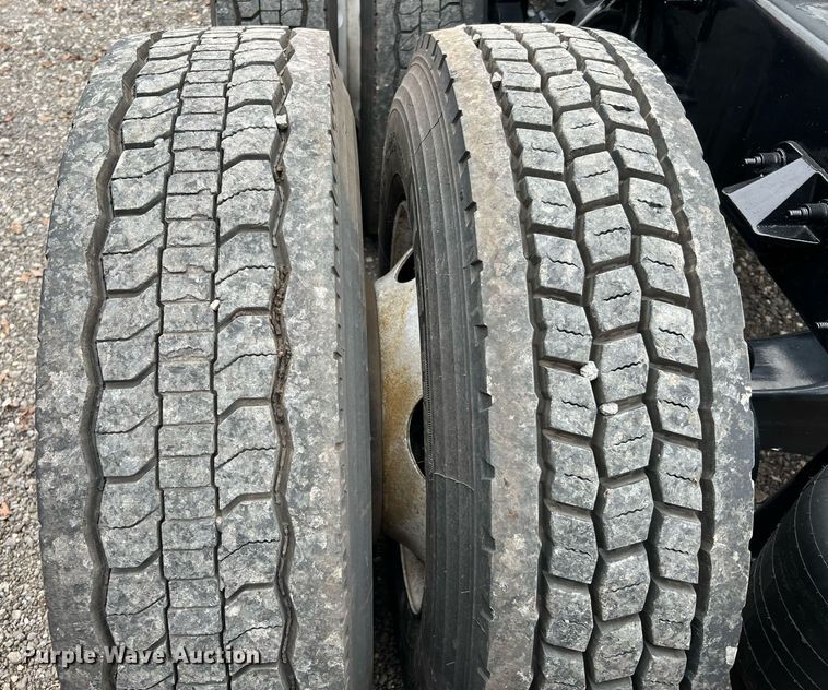 image for item DQ2309 2020 Peterbilt 579 semi truck