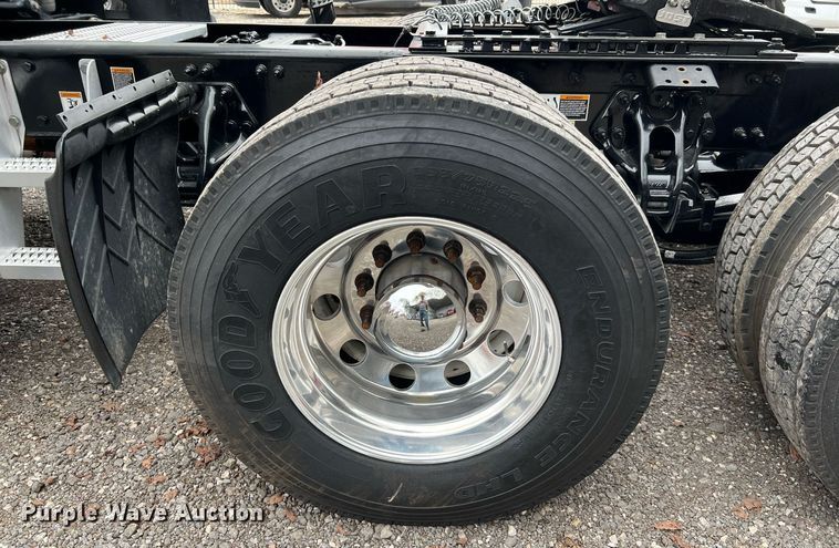 image for item DQ2309 2020 Peterbilt 579 semi truck