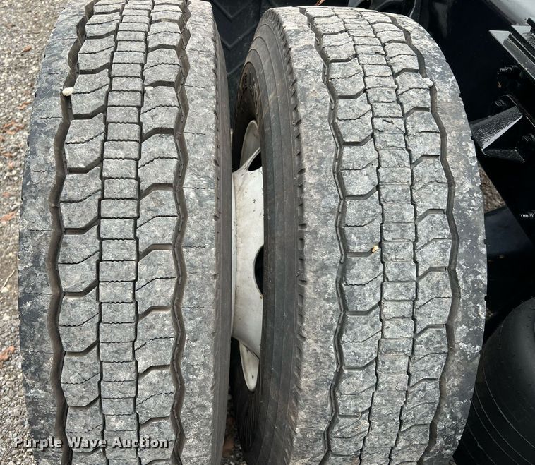 image for item DQ2309 2020 Peterbilt 579 semi truck