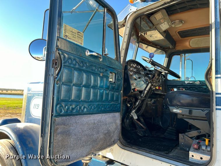image for item DQ2318 1979 Peterbilt 359  semi truck