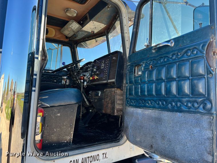 image for item DQ2318 1979 Peterbilt 359  semi truck