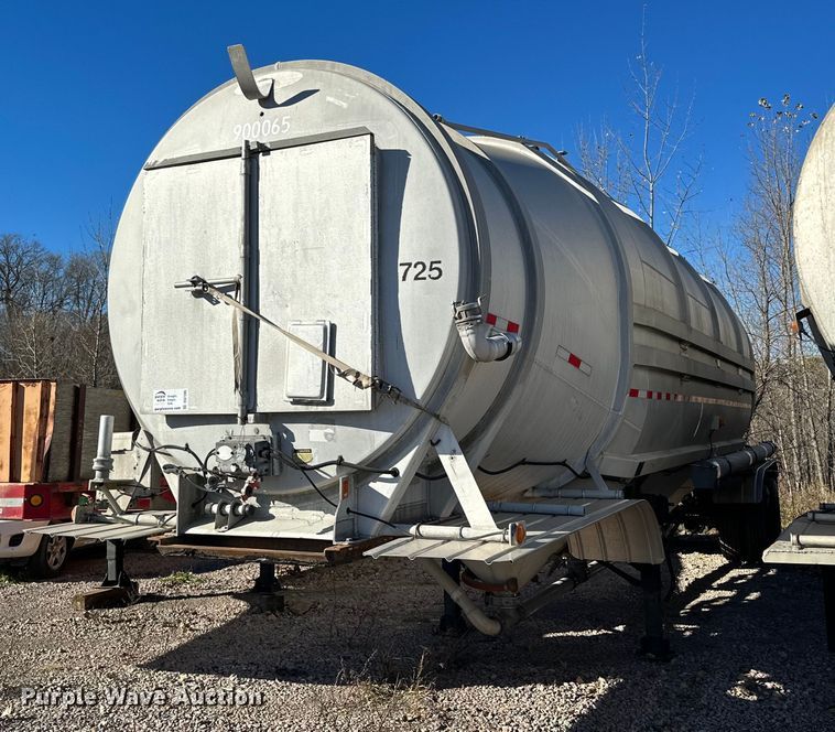 image for item DQ7395 1982 Penske  pneumatic dry bulk trailer
