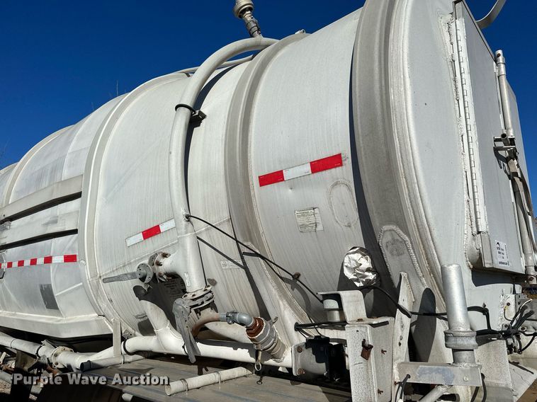 image for item DQ7395 1982 Penske  pneumatic dry bulk trailer