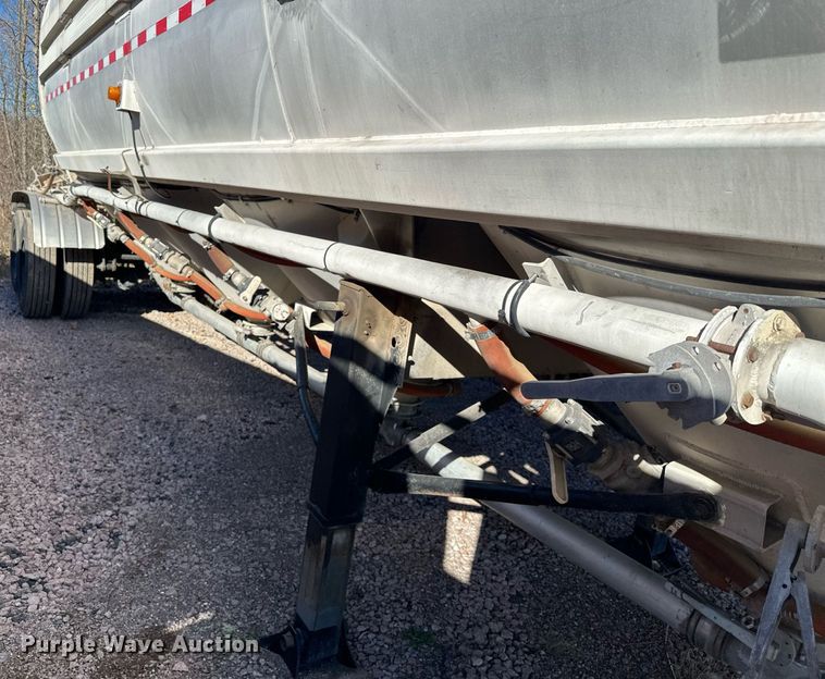 image for item DQ7395 1982 Penske  pneumatic dry bulk trailer