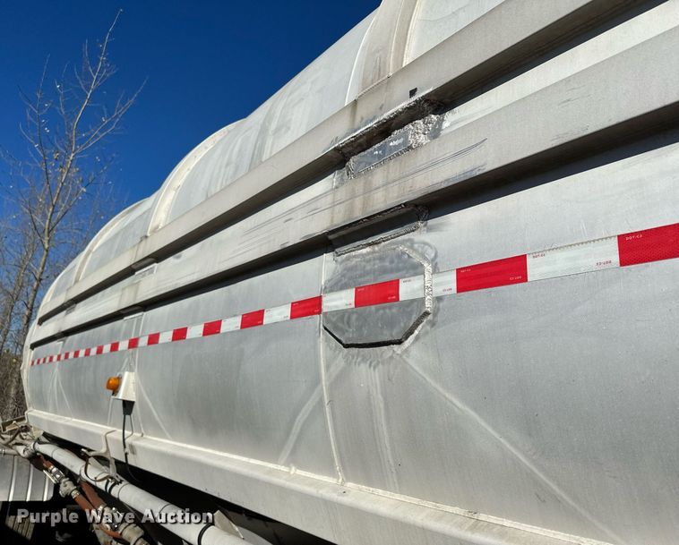 image for item DQ7395 1982 Penske  pneumatic dry bulk trailer